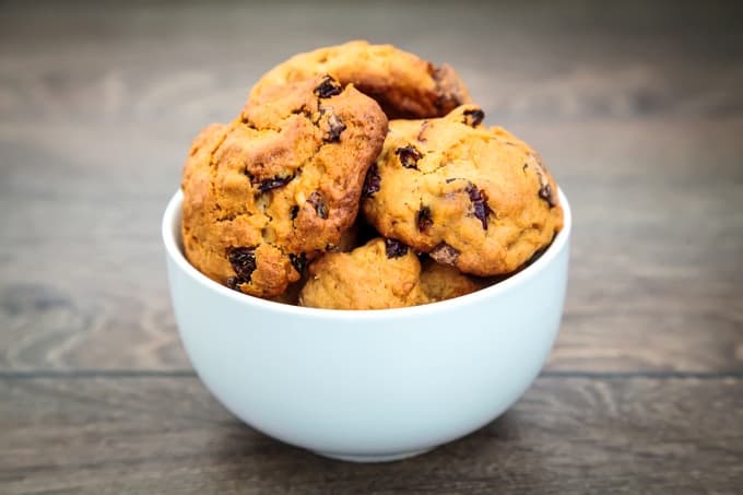 Close-up of homemade spice cookies with raisins in a white bowl