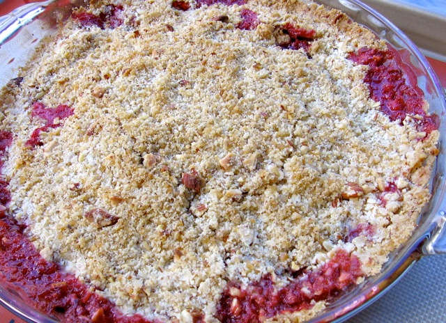 Skinny Strawberry Almond Crumble - Easy, Healthy Delicious