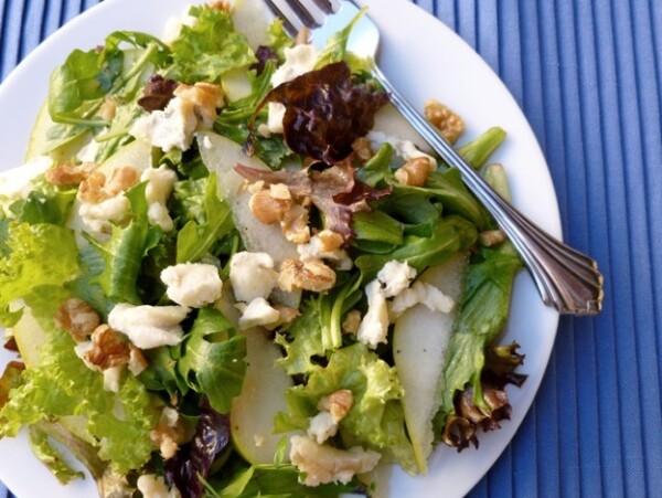 Mesclun with pears and blue cheese