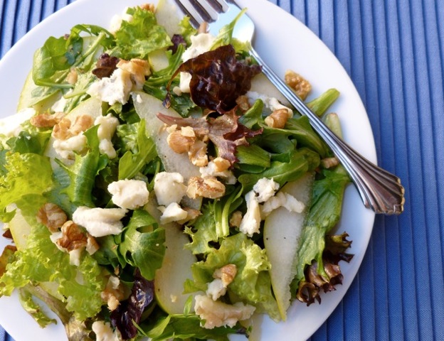 Mesclun with pears and blue cheese