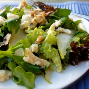 Mesclun with pears and blue cheese