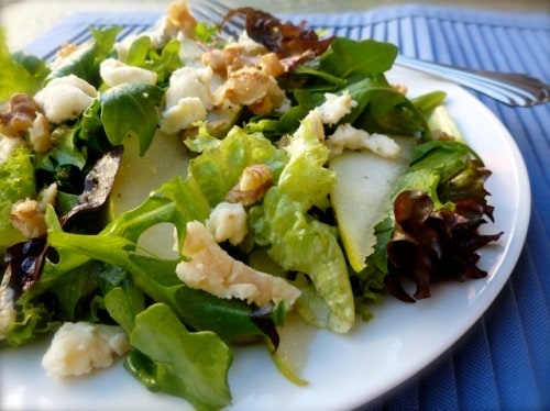 Mesclun with pears and blue cheese