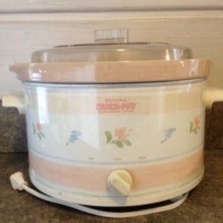 Old Crock Pot from 1980 white/peach with plastic lid