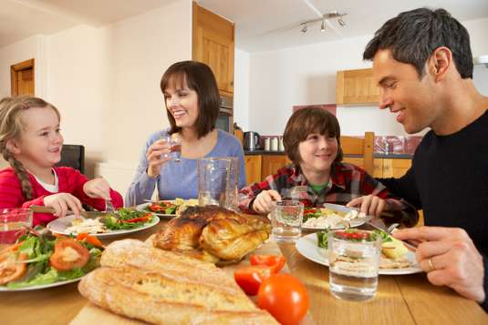 Family Eating 3 meals or 6 meals for weight loss success