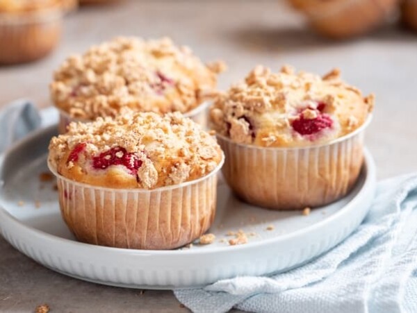 strawberry streusel muffins