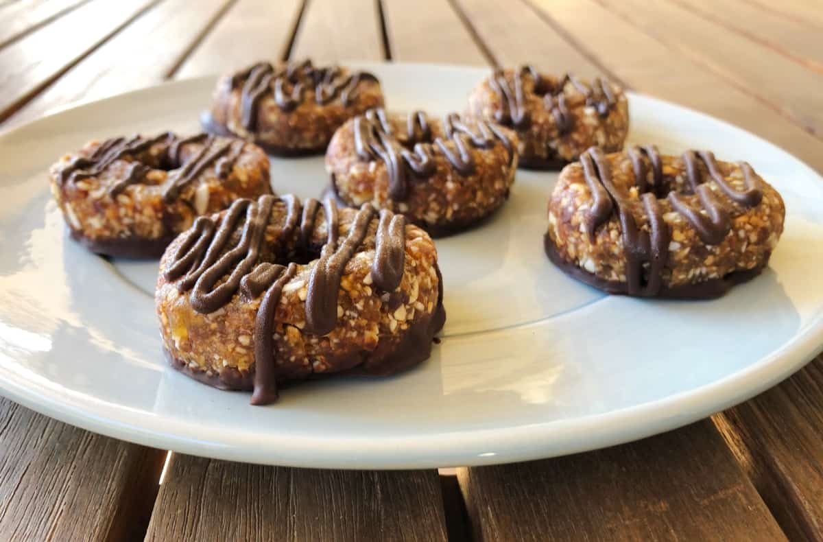 No-bake samoas on small serving plate on wooden table.