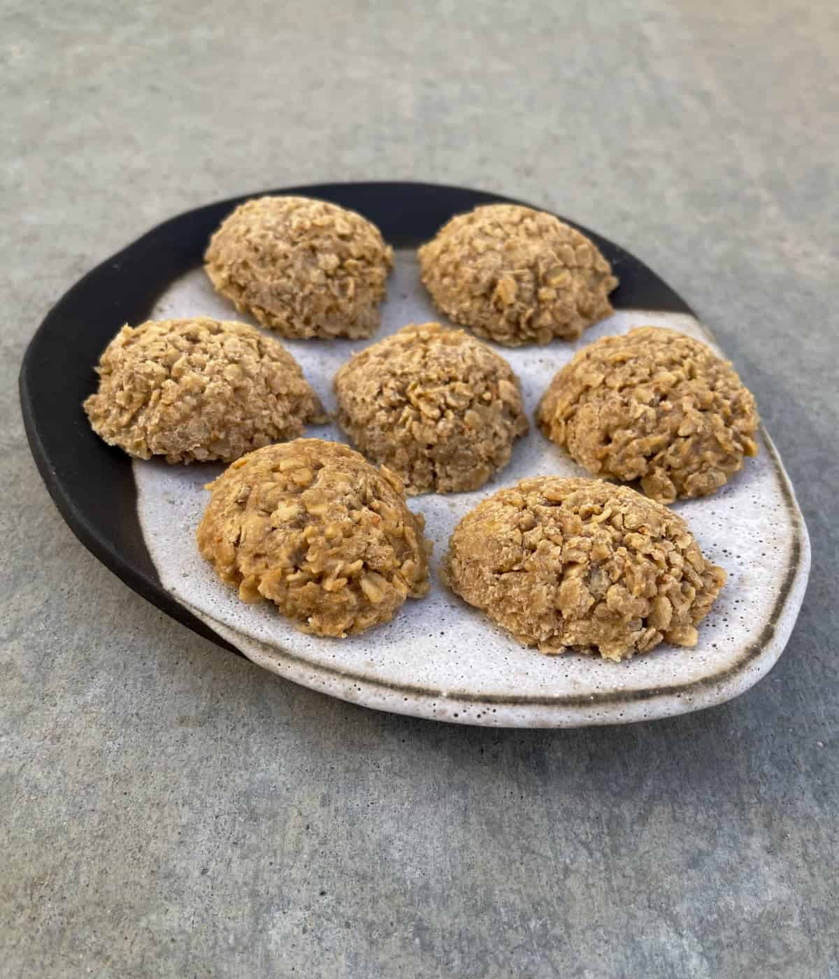 No-bake peanut butter oat cookie bites on ceramic plate.