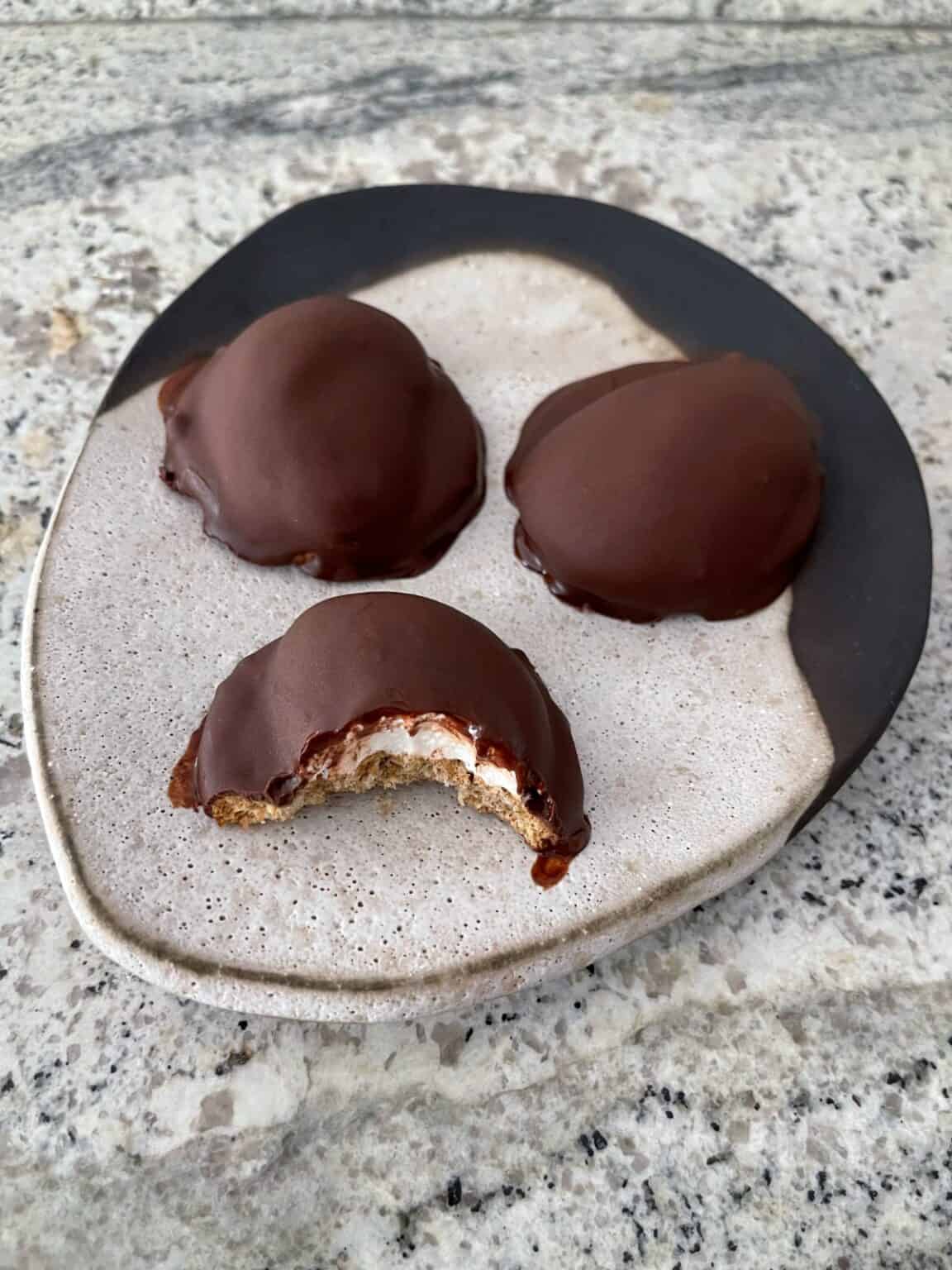 Chocolate Marshmallow Fluff Cookies - Easy Copycat Mallomars • Simple ...