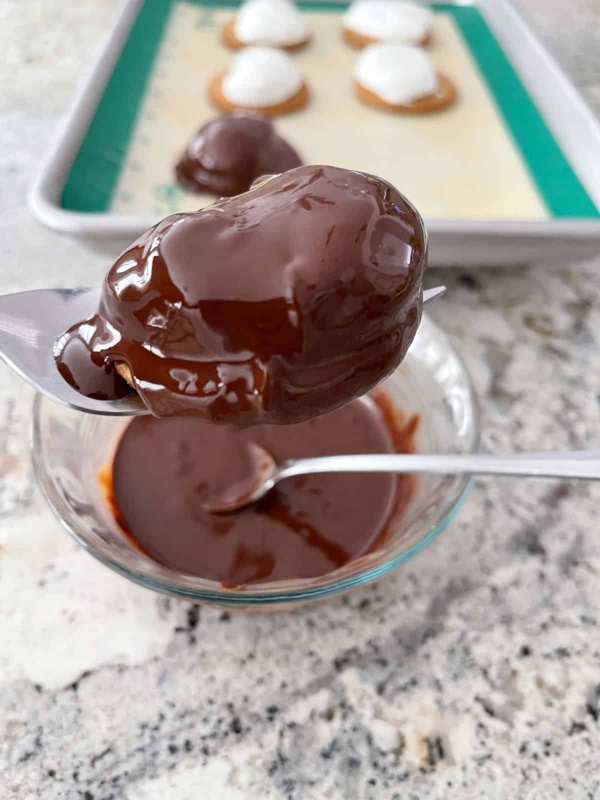 Περιχύστε λιωμένη σοκολάτα πάνω από αφράτο marshmallow για να φτιάξετε σπιτικά μπισκότα Mallomar.