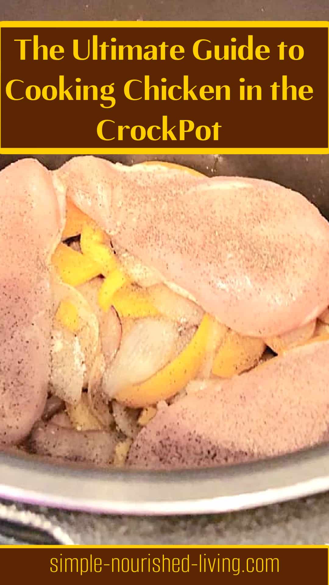 ωμό κοτόπουλο και κρεμμύδια σε κατσαρόλα με κείμενο: "Ο απόλυτος οδηγός για το μαγείρεμα κοτόπουλου στο κατσαρόλα"