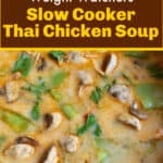 Sopa de pollo tailandesa en un cuadro de texto de olla de cocción lenta.  Weight Watchers Sopa de pollo tailandesa de cocción lenta