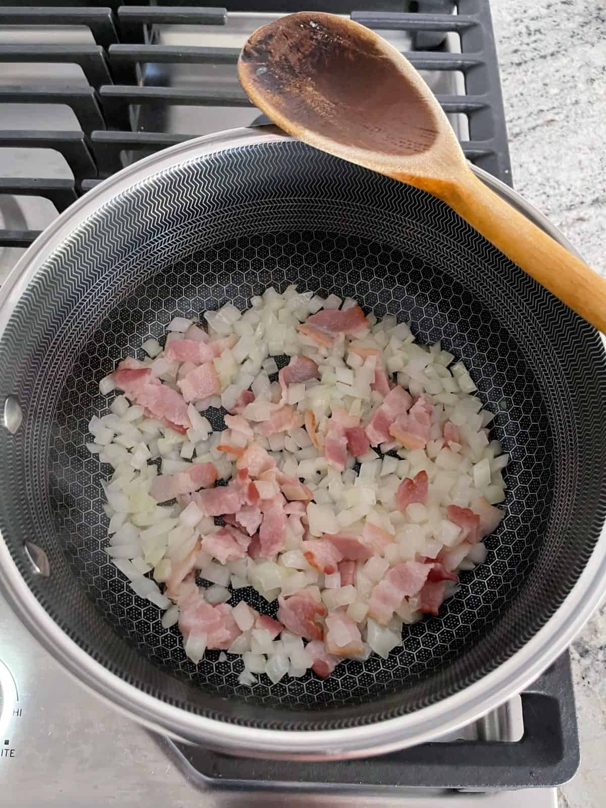 Freír la cebolla picada y el tocino en una olla.